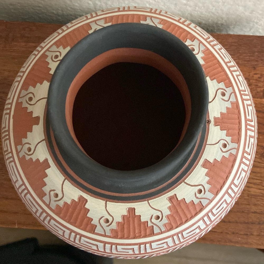 Vintage Signed NAVAJO “Sylvia Johnson” Colorful Art Pottery Etched Terracotta - Picture 4 of 8